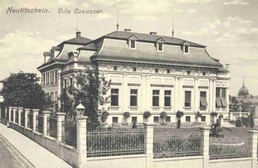 Fotografie stavby knihovny z roku 1890.